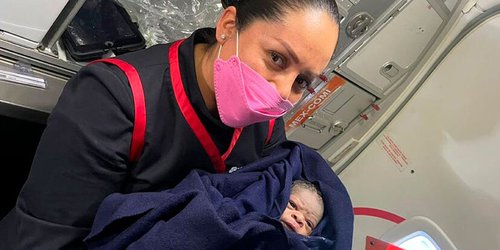 Nace bebé en un vuelo de Aeroméxico y tendrá vuelos gratis