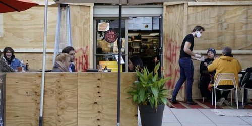 "El día de votación más tenso que he visto": imágenes de negocios que se protegen ante posibles disturbios en EEUU