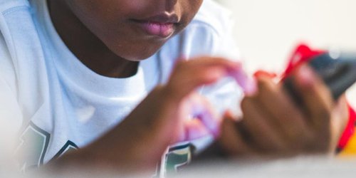 Niño brasileño muere electrocutado mientras jugaba con un celular