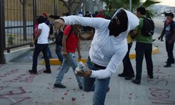 Normalistas de Ayotzinapa prenden fuego en el Congreso de Guerrero