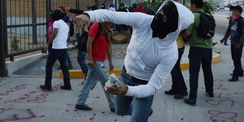 Normalistas de Ayotzinapa prenden fuego en el Congreso de Guerrero