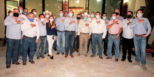 Líderes cañeros le dan el sí en Ciudad Valles a Octavio Pedroza