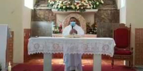 Por coronavirus intuban al padre Miguel, párroco del Capulín