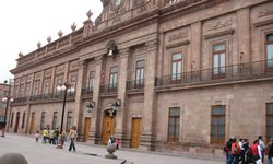 Habitantes de Ciudad Satélite se manifiestan frente al Palacio de Gobierno