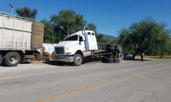 Vuelcan camioneta y camión cargado de tomatillo en distintos accidentes en Rioverde