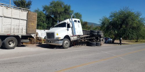 Vuelcan camioneta y camión cargado de tomatillo en distintos accidentes en Rioverde