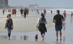 Decenas de personas llegan a las playas que reabrieron en Florida a pesar de los 25,269 casos de coronavirus