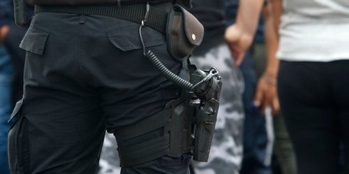 Plantean retirar arma de cargo a elementos de seguridad agresores de mujeres