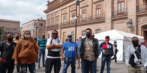 Policías se manifiestan en Palacio de Gobierno