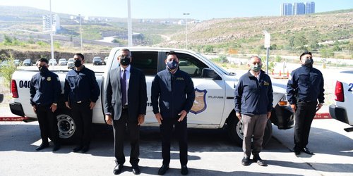 Policías de investigación uniformados y patrullas balizadas