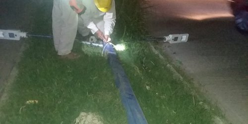 Sujeto trasnochado derribó poste de luz