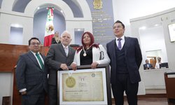 Entregaron reconocimiento “Matilde Cabrera Ipiña 2025” a la maestra Antonieta Berenice Castillo