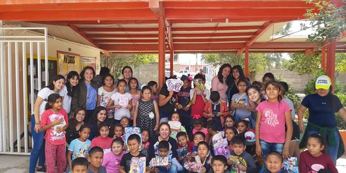 Fiestecita de año nuevo llevó la Prepa Río a niños y niñas de San Francisco