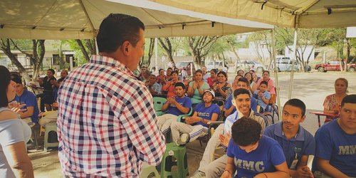 Entregan mobiliario a preparatoria de Labor Vieja