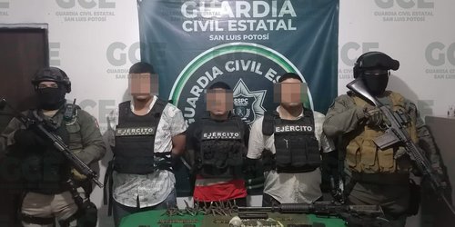 Detienen a presuntos criminales en Cd. Valles, con armas y más de 130 cartuchos útiles