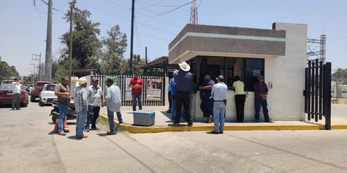 Agricultores protestan ante CFE Rioverde por cobro de millonarios adeudos
