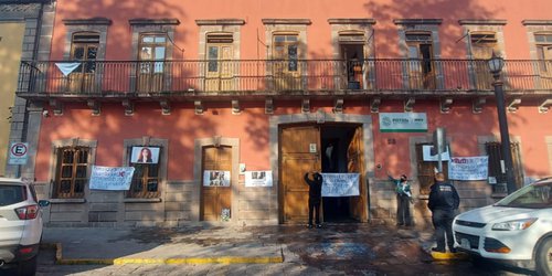 Mujeres despedidas protestan ante el IMES