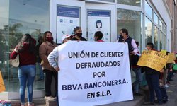 Protestan cuentahabientes de Bancomer: acusan que les vacían cuentas