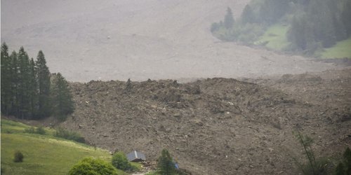 Avalancha por el colapso de un glaciar alpino sepulta un pueblo en Suiza