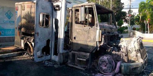 Queman ambulancias de hospital privado en Cancún