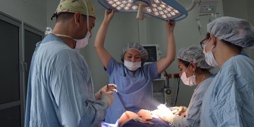 Realizan primer trasplante doble de pulmón a paciente Covid-19