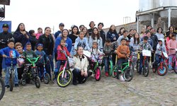 Gobierno entrega bicicletas en apoyo a niñas y niños de Ahualulco