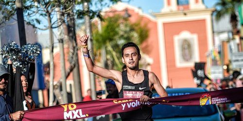 René Ortiz gana y rompe marca en Medio Maratón de Mexicali