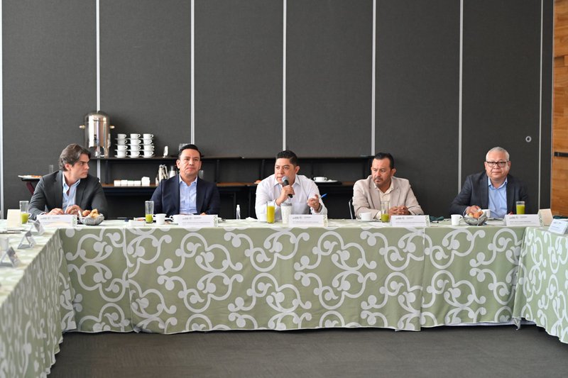 ricardo_gallardo_con_empresarios_seguridad_mirioverde.jpeg