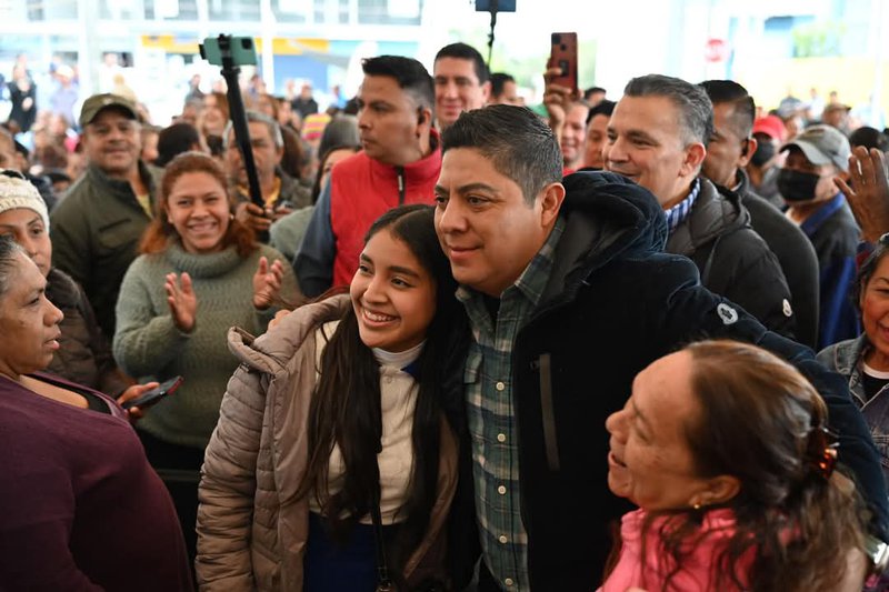 ricardo_gallardo_con_jóvene_mirioverde.jpeg
