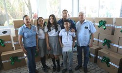 Ricardo Gallardo entrega equipo a escuelas de la Huasteca