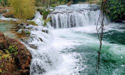 Cercan con postes para cerrar el río de Tambaca, pero ciudadanos lo impiden