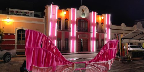 Iluminan de rosa Presidencia Municipal por Mes contra el Cáncer de Mama
