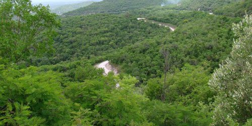 Hallan cadáver encobijado en barranco de sierra de Santa Catarina
