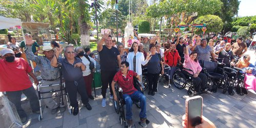 Alcalde y titular del DIF entregan sillas de ruedas, bastones y andadores