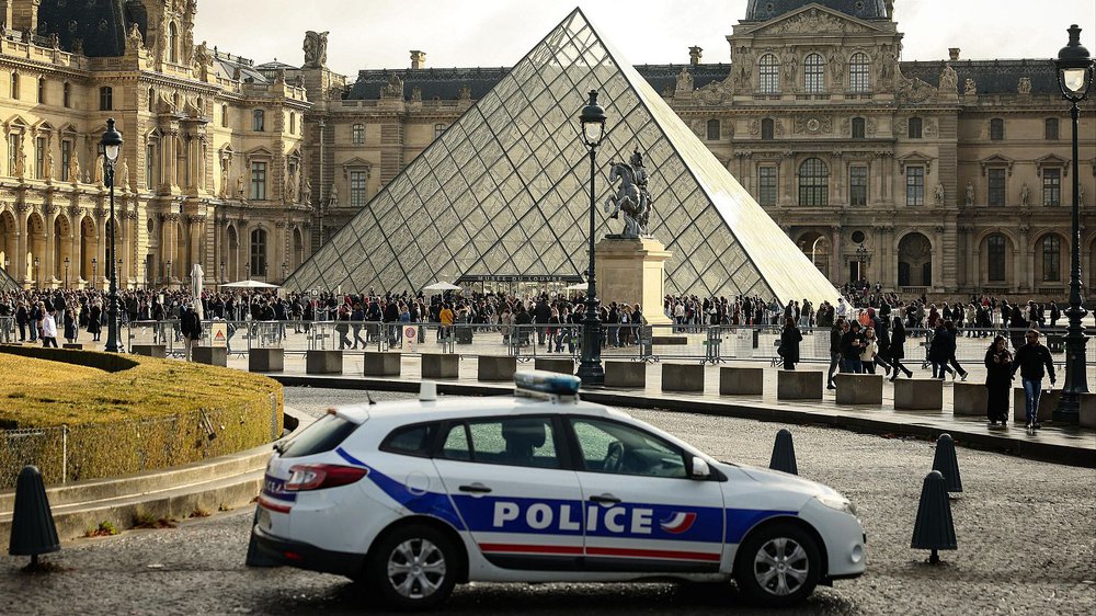 sospechosos detenidos tras el robo de joyas en el museo del Louvre-mi rioverde.jpeg