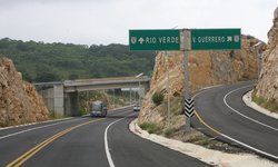 Robaron automóvil en supercarretera Rioverde-Valles