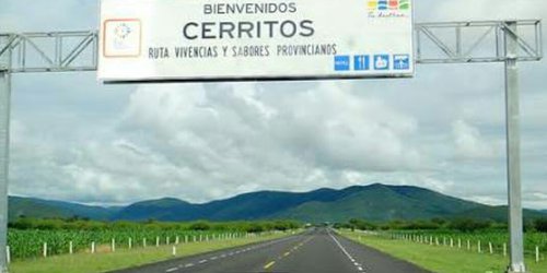 Motocicleta se impacta con tráiler, y muere jovencita