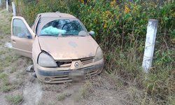 Renault del Edomex sale del camino en la supercarretera Cerritos