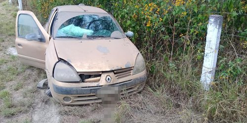 Renault del Edomex sale del camino en la supercarretera Cerritos