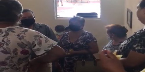 Alcaldesa de Tamasopo retorna corriendo gente, tras perder la reelección
