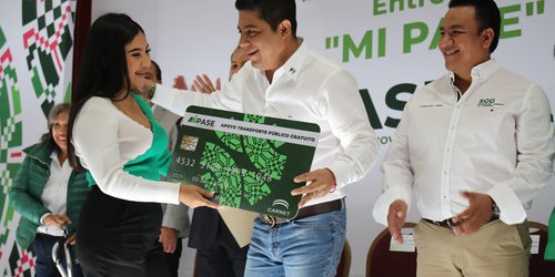 Entrega Ricardo Gallardo apoyo de transporte gratuito y tarjeta joven a estudiantes