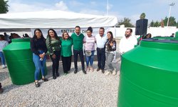 Arnulfo Urbiola y Nacho Segura  iniciaron la entrega de 500 tinacos en Rioverde