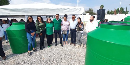 Arnulfo Urbiola y Nacho Segura  iniciaron la entrega de 500 tinacos en Rioverde