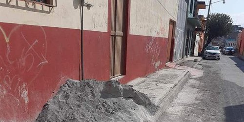 Sancionarán a constructores abusivos que no retiran escombro de banquetas y calles