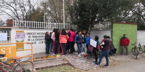 Padres de familia toman secundaria Técnica de San Diego