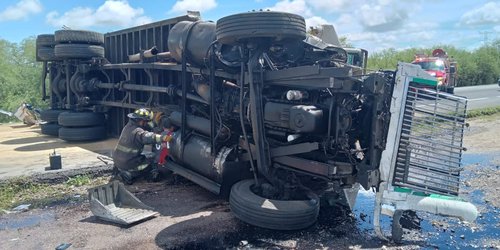 Muere una persona en choque de trailers