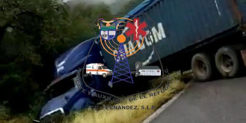Tráiler resbala y sale de carretera libre a SLP