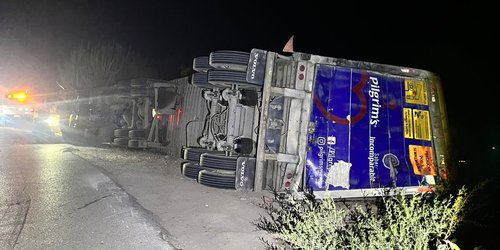 Vuelca tráiler cargado con huevo en camino a Santa Rita