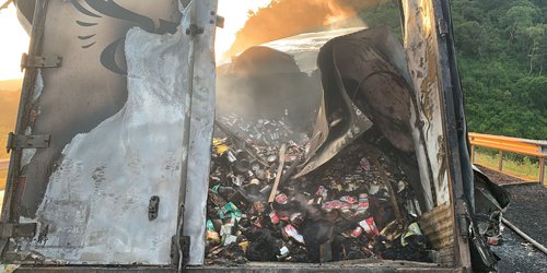 Trailer quemado al bajar supercarretera cerca de Tamasopo