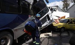 Tráiler se queda sin frenos y provoca carambola en la México-Querétaro; hay 36 heridos